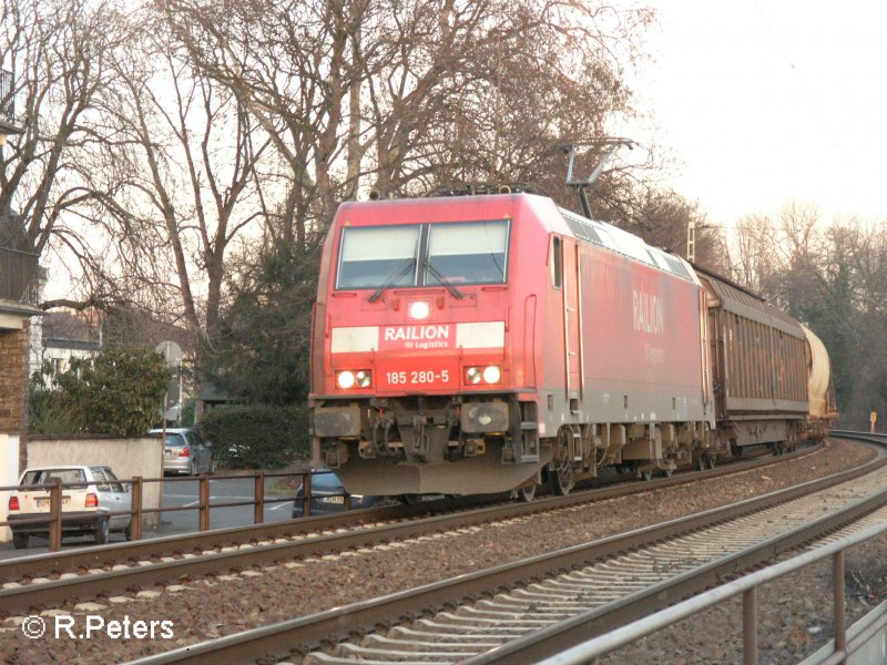 185 280-5 fhrt mit ein gemischten Gterzug in Rdesheim an dem Rhein ein. 12.02.08