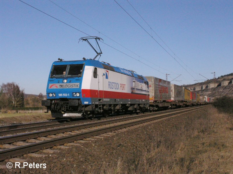 185 512 zieht bei Thngersheim ein Containerzug. 16.02.08