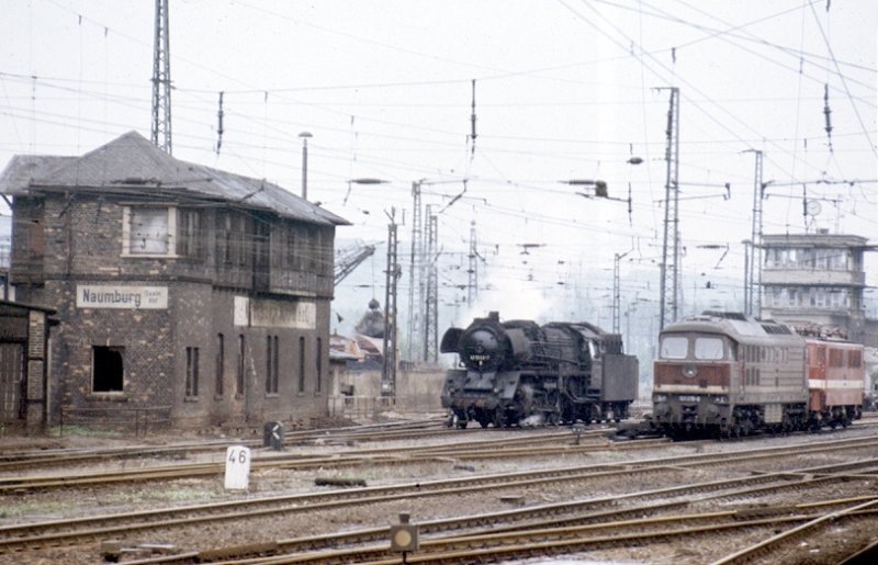 1986 konnte man bei der DR noch alle drei Traktionsarten Dampf, Diesel und Elektro im Plandienst erleben! Die Baureihen 41, 132 und 242 geben sich im Naumburger Hauptbahnhof ein Stelldichein; 10.05.1986 (Foto: Klaus Pollm�cher)