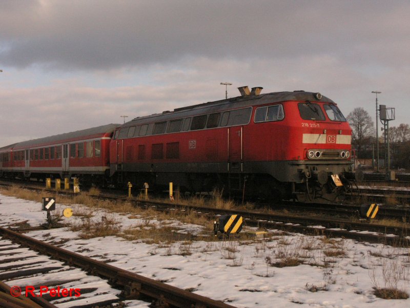 218 213-7 steht mit den Schlerverstrkungszug in Marktredwitz abgestellt. 13.01.08