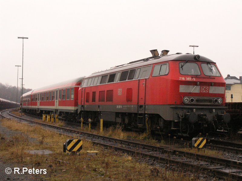 218 367-9 steht mit den Schlerverstrkungszug in Marktredwitz abgestellt. 09.12.07