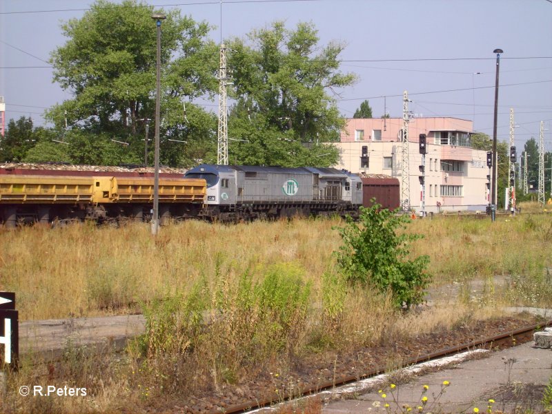 250 007 steht in FRankfurt/oder mit ein Seitenkippwagenzug bereit. 30.07.06