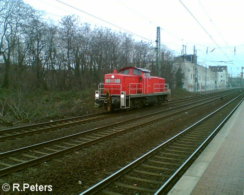 294 715 rollt solo an der S-Bahn Station Dsseldorf-Vlklingerstrasse in Richtung Hafen vorbei. 06.01.06