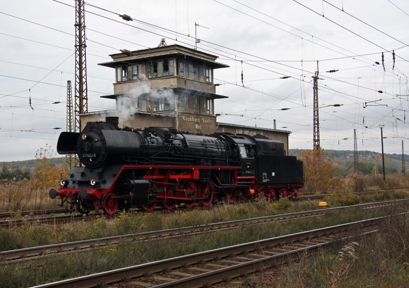 41 1144-9 der IGE Werrabahn-Eisenach e.V. beim umsetzen in Naumburg (S) Hbf. Sie bringt einen Sonderzug von Eisenach nach Freyburg; 25.10.2009 (Foto: Ren� Richter)