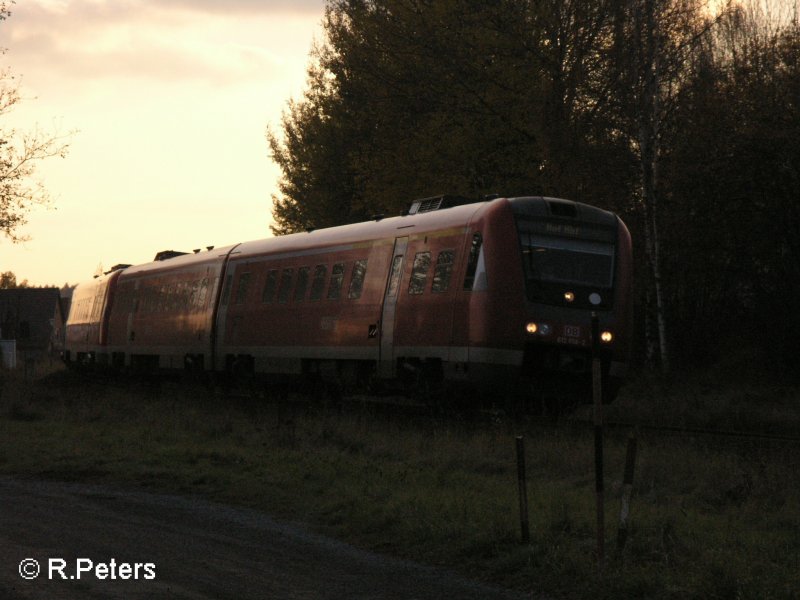 612 056-2 verlsst Wiesau/Oderpfalz als RE Regensburg bei untergehender Sonne. 05.11.07