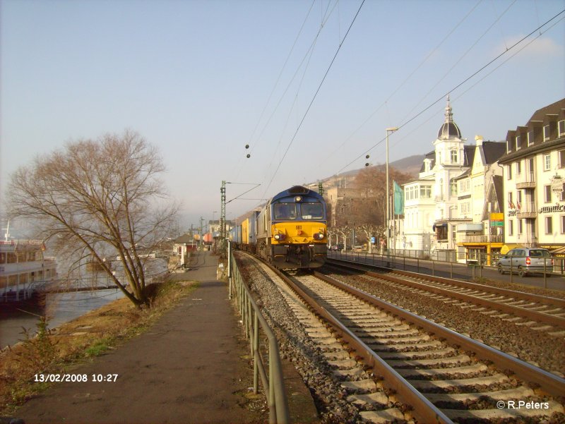 6611 durchfhrt Rdesheim an dem Rhein mit ein Containerzug. 13.02.08