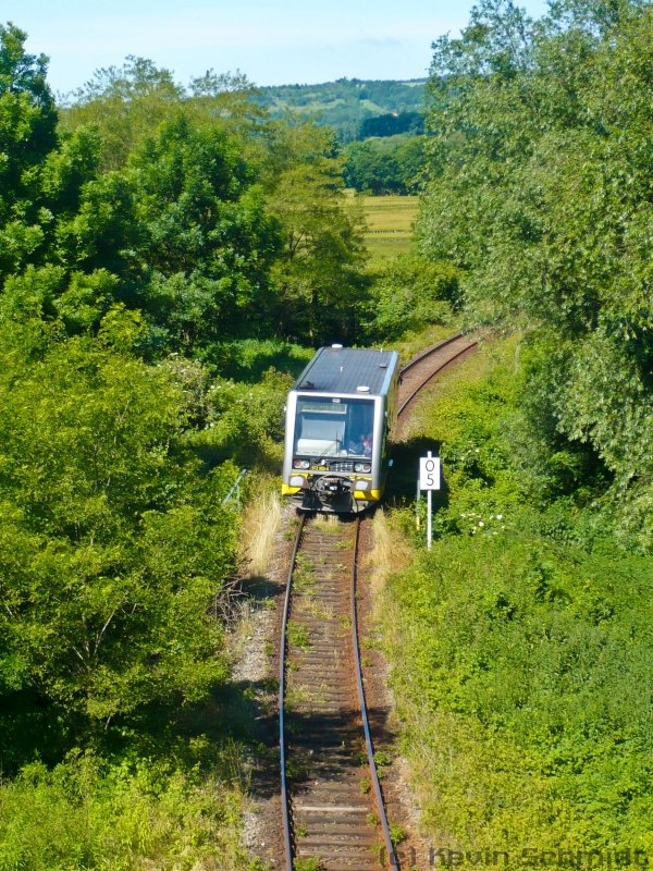 672 902-4 der Burgenlandbahn GmbH hat Naumburg (Saale) Hbf verlassen und bef�hrt hier die KBS 585 nach Wangen (Unstrut). (13.06.2009)
