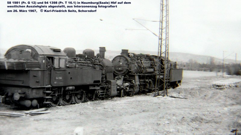 94 1398 + 58 1981 abgestellt auf dem westlichen Ausziehgleis in Naumburg (Saale) Hbf; 26.03.1967 (Foto: Karl-Friedrich Seitz)