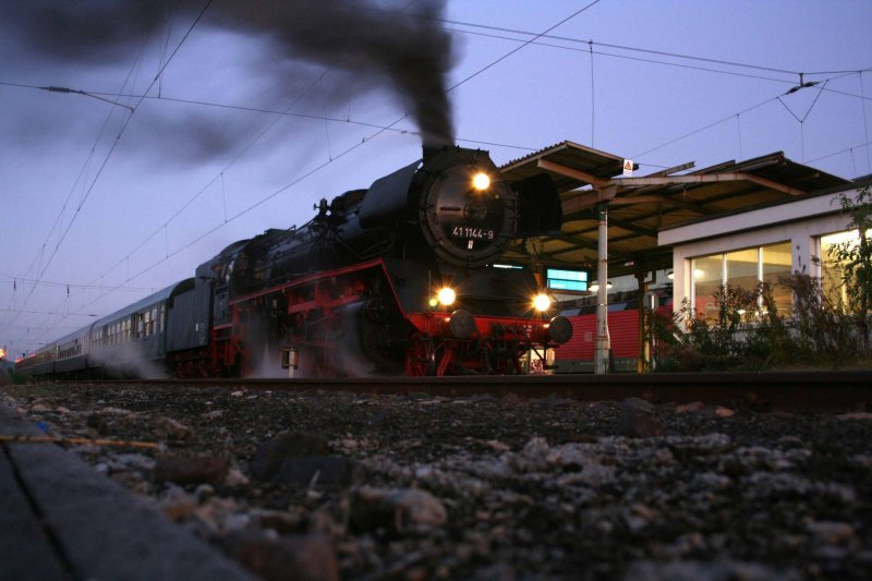 Abfahrbereit steht die 41 1144-9 der IGE Werrabahn mit dem  Rotk�ppchen-Express II  von Freyburg nach Eisenach am 25.10.2009 auf Gleis 5 in Naumburg Hbf. (Foto: Peter Hirschfeld)