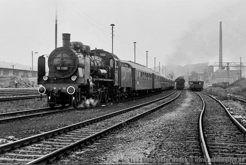 Am 02.09.1984 bespannte die DR 38 1182 einen Sonderzug des Schweizer Reiseb�ros Intraflug und steht hier im Bahnhof von Vitzenburg. Am Zugschluss h�ngt die DR 89 1004, die den Zug von R�blingen nach Vitzenburg gebracht hat. Jetzt geht die Reise �ber die Unstrutbahn Richtung Naumburg (S) Hbf weiter. (Foto: Hans-Peter Waack, www.bahnmotive.de)