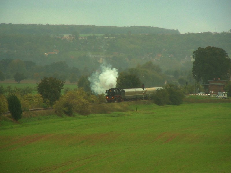 Am 04.10.2009 war die IGE Werrabahn 41 1144-9 mit dem RE 16583  ROTK�PPCHEN-EXPRESS  im Unstruttal zu Gast. Die Fahrt ging von Altenburg nach Freyburg, hier bei der Durchfahrt in Kleinjena zu sehen.