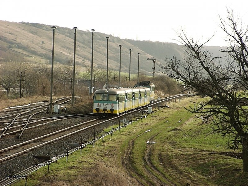 Am 10.02.2002 zog die KEG 2106 f�nf MAN Schienenbusse der KEG in Richtung Naumburg. Der Zug brachte sp�ter Fu�ballfans zu einem Spiel nach Halle. (Foto: Frank Herrmann) 