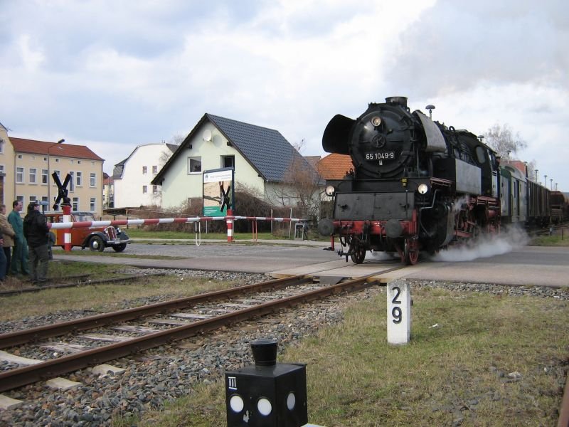 Am 14.03.09 verkehrte dieser Fotog�terzug von Gera aus u.a. auch nach Naumburg. Hier verl�sst er den Bf. Naumburg (Saale) Ost in Richtung Teuchern
