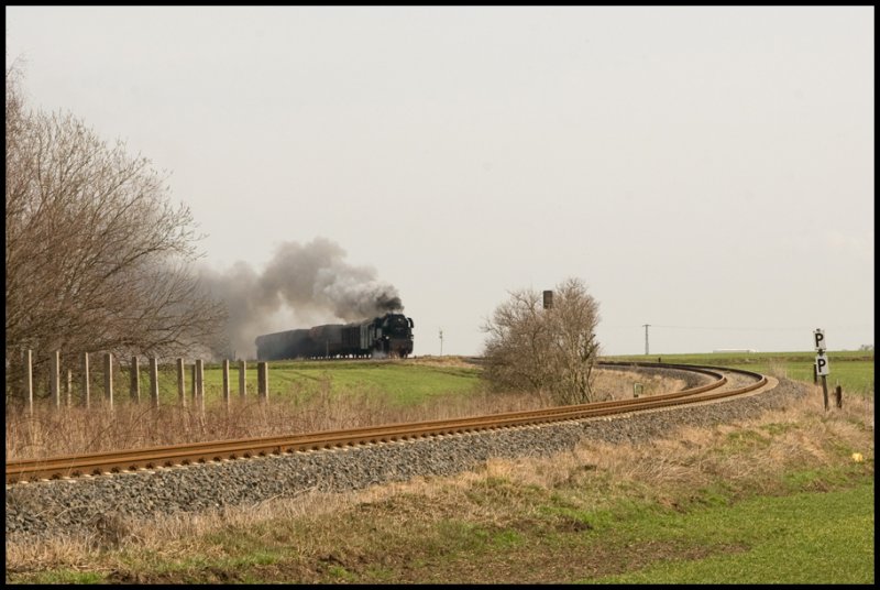 Am 14.03.2009 k�mpfte sich die 65 1049-9 mit einem Fotog�terzug von Gera nach Camburg die Steigung bei St��en hinauf. (Foto: Stefan Gross)
