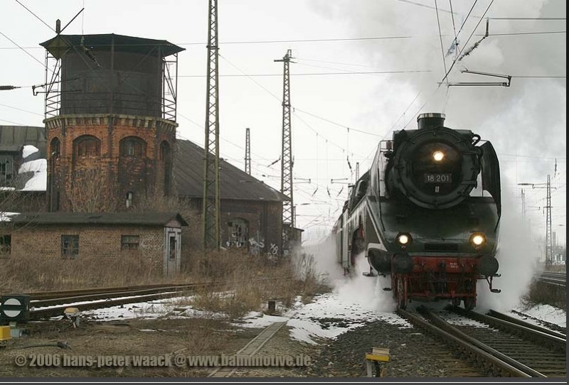 Am 18.03.2006 passiert die Schnellzuglokomotive DR 18 201 mit ihrem Sonderzug von Dresden nach Saalfeld das ehemalige Bw Naumburg (Saale). Links f�hren die Gleise der Unstrutbahn aus dem Naumburger Hbf; (Foto: Hans-Peter Waack http://www.bahnmotive.de)