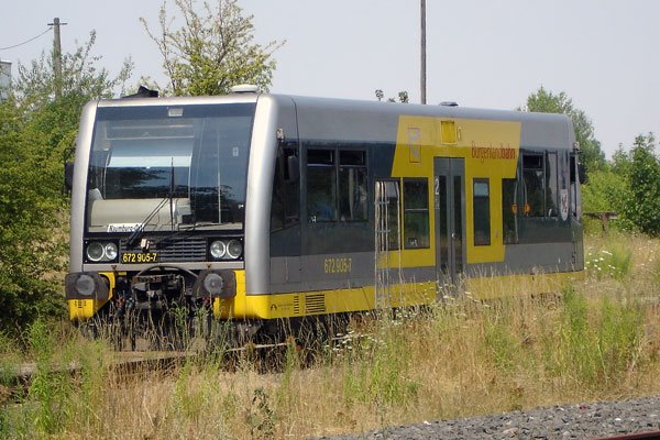 Am 26.07.2008 war der Triebwagen 672 905-7 zu einer Testfahrt im Bahnhof Artern angekommen. Hintergrund waren die bei einer Untersuchung festgestellten Risse im Rahmen der Triebwagen dieser Baureihe, die im Jahr 2006 zu einer mehrmonatigen Zwangspause der Triebwagen dieser Baureihe gef�hrt hatten. Mit den Testfahrten sollte der Erfolg der durchgef�hrten Stabilisierungsma�nahmen �berpr�ft werden.