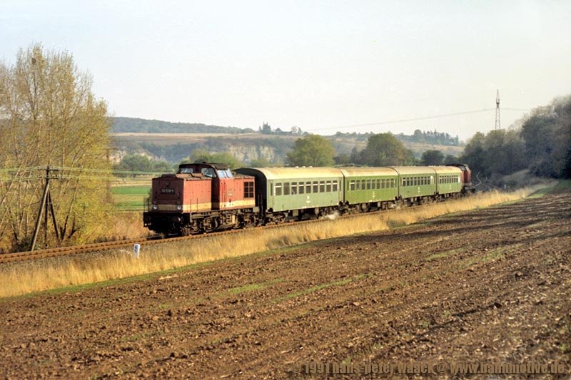 Am 28.10.1991 war die DR 112 528-5 auf der #Unstrutbahn bei Ni�mitz mit einem Personenzug von Naumburg (S) Hbf nach Nebra unterwegs. Am Zugschluss h�ngt DR 110 053-6. (Foto: Hans-Peter Waack, http://www.bahnmotive.de)
