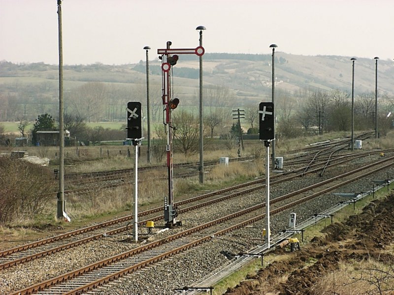 Am 30.03.2004 standen im Bf Laucha noch alle Formsignale, die vom Stellwerk Lo aus bedient wurden (Ausfahrt Gl. 5, 7 und 8) und Einfahrt aus Richtung Balgst�dt. Aber die Lichtsignale sind bereits aufgestellt und werden kurze Zeit sp�ter die Formsignale ersetzen. (Foto: Frank Herrmann)