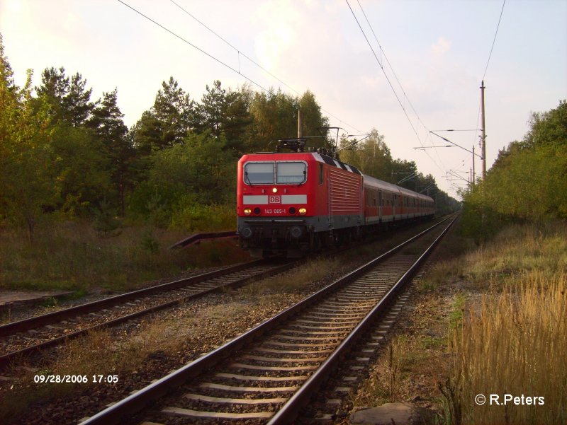 Am Abend des 28.09.06 zieht 143 065-1 den RB11 Cottbus bei ex HP Vogelsang und erreicht gleich Eisenhttenstadt. 