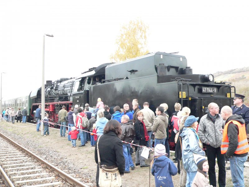 Andrang vor dem F�hrerstand der Dampflok. Das Stahlross war f�r viele Menschen ein echtes Highlight; 26.10.2008 (Foto: Dieter Thomas)