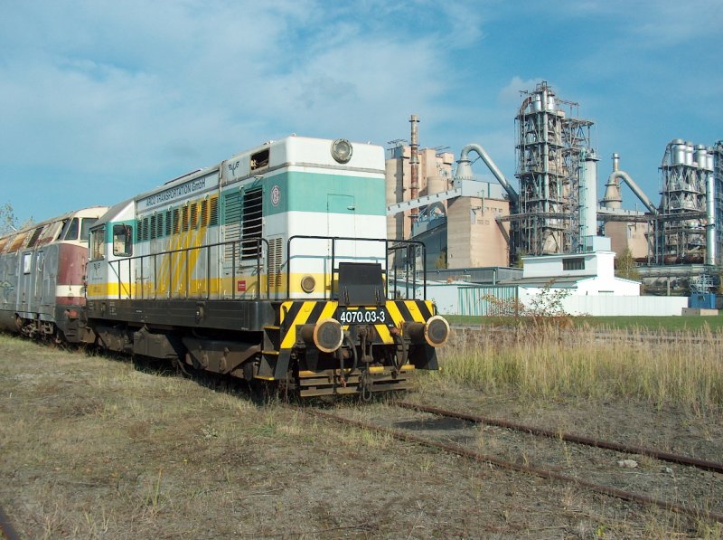 ARCO 4070.03-3 abgestellt im Zementwerk Karsdorf. 
1962 beschaffte die Deutsche Reichsbahn 20 Lokomotiven der Baureihe V75 f�r den Rangierdienst im Leipziger Raum. Die ersten dieselelektrischen Lokomotiven der Deutschen Reichsbahn entsprachen der CSD-Baureihe T 435.0 und wurden von CKD Prag geliefert. Insgesamt 18 dieser Lokomotiven wurden durch DDR-Industriebetriebe beschafft, u.a. durch den VEB Leuna-Werke  Walter Ulbricht  und den VEB Zementwerk Karsdorf. 
Mit den 1999 durch die Karsdorfer Eisenbahn gekauften T 458.1, der Nachfolgebaureihe der T 435.0 fanden insgesamt 40 Lokomotiven den Weg in die DDR bzw. nach Deutschland; 18.10.2008 (Quelle: http://www.tt-kroli.de/V75.html) 
