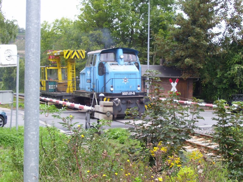 ARCO 5021.01-9 mit einem MZA Richtung Naumburg am Bahn�bergang in Freyburg; 08.09.2007