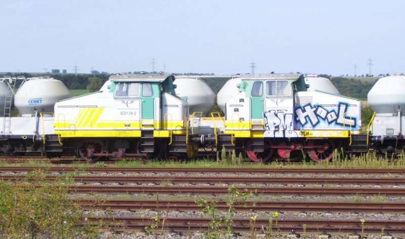 ARCO 5021.04-3 + KEG 0203 in der Abstellgruppe  100ter Gleise , am Zementwerk Karsdorf; 29.08.2007