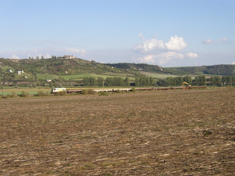 ARCO V75 mit einem Bauzug bei Gleisbauarbeiten zwichen Laucha und  Kirchscheidungen; 05.10.2006 (Foto: Klaus Pollm�cher)