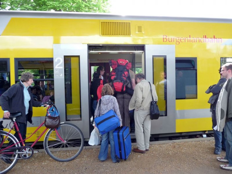Auch auf der Strecke von Naumburg nach Zeitz nutzen die Fahrg�ste gern und zahlreich die Triebwagen der Burgenlandbahn, Bf Teuchern; 08.05.2009 (Foto: Ralf Kuke)