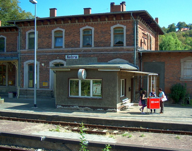 Auch im Bf Nebra war die DB/Burgenlandbahn mit einem Infostand vertreten, um Reisende und Besucher des Freyburger Winzerfests zu informieren und Fahrkarten zu verkaufen; 12.09.2009