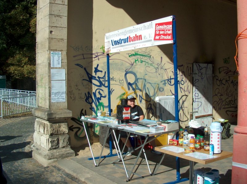 Auch in diesem Jahr waren wir wieder mit einem Infostand am Freyburger Bahnhof vertreten und informierten die Besucher des Winzerfests sehr umfangreich. Wir sorgten auf Wunsch auch f�r ein warmes oder kaltes Getr�nk und einen kleinen Snack; 12.09.2009