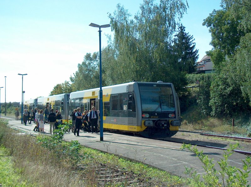 Auch dieses Jahr setzte die Burgenlandbahn wieder drei Triebwagen je RB ein, um m�glichste viele Besucher per Schiene nach Freyburg zu bringen; 13.09.2008