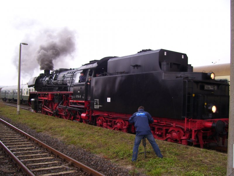 Auch der MDR war bei unserem 2. Dampflokfest in Karsdorf dabei und filmte die F�hrerstandsmitfahrten; 21.10.2007