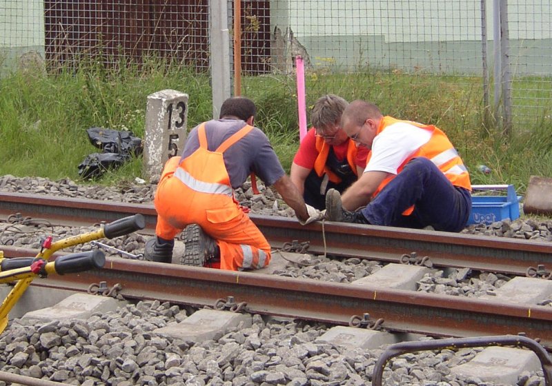 Auch die Sicherungstechniker der DB sind w�hrend der Bauarbeiten am B� in Laucha vor Ort; 28.08.2007 (Foto: Klaus Pollm�cher)