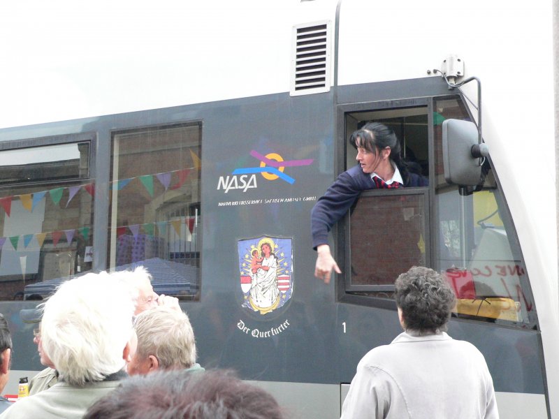 Auch die Triebfahrzeugf�hrerin der Burgenlandbahn GmbH mit der RB nach Naumburg wurde im Bf Karsdorf herzlich begr��t; 26.10.2008 (Foto: Dieter Thomas)