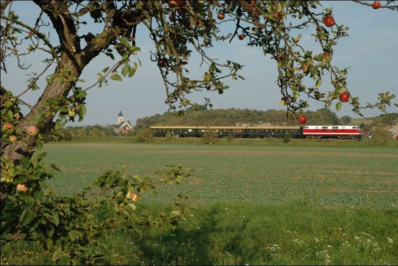 Auf dem R�ckweg nach Glauchau durchf�hrt der Winzerfestsonderzug das herbstliche und sonnige Unstruttal bei Kleinjena; 17.09.2006 (Foto: Andreas Leipoldt)