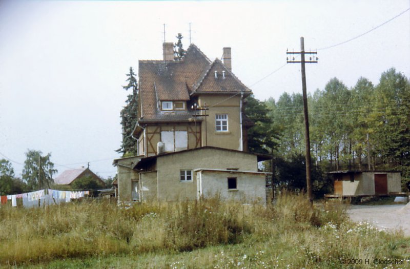 Bahnhofsgeb�ude in Bachra; 1985 (Foto: Heinz Glodschei)