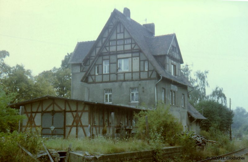 Bahnhofsgeb�ude in Lossa; 1985 (Foto: Heinz Glodschei)