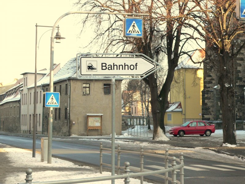 Bahnhofswegweiser gegen�ber vom Marktplatz in Laucha; 11.01.2009 (Foto: Dieter Thomas)