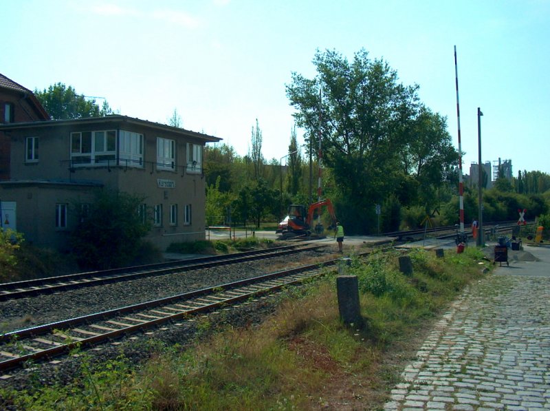 Bauarbeiten am Bahn�bergang neben dem Stellwerk B3 in Karsdorf; 27.08.2009