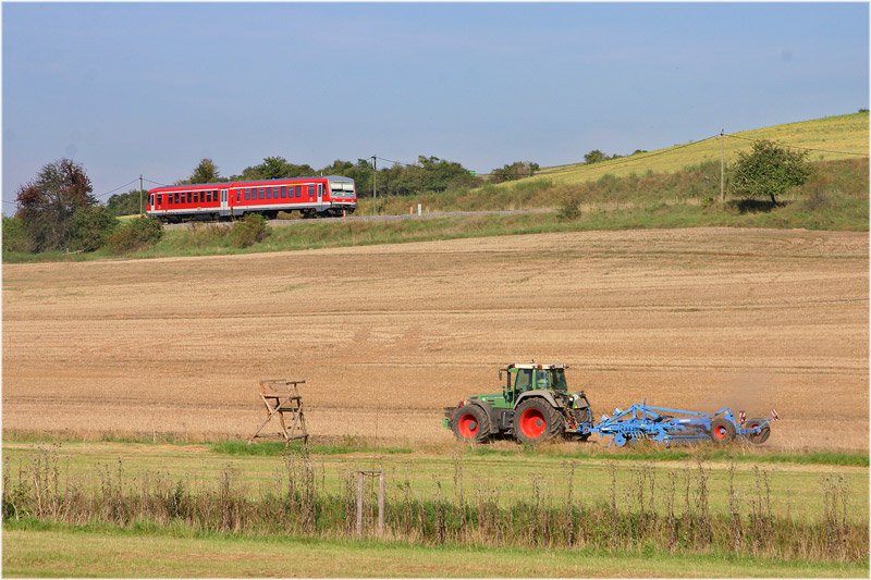 Bei Memleben ist an diesem wundersch�nen Sp�tsommertag diese RB von Artern nach Naumburg unterwegs; 23.09.2006 (Foto: John Henry Deterding)  