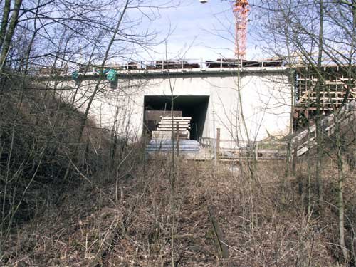 Beim Bau der ICE Saubachtalbr�cke wurde auch f�r das Finnebahngleis eine Unterf�hung gebaut, obwohl wahrscheinlich nie wieder ein Schienenfahrzeug hier fahren wird; April 2006 (Foto: Klaus Erbeck)