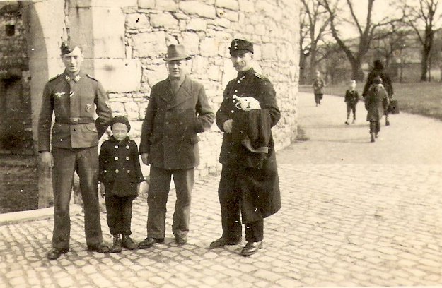 Bevor der Eisenbahner rechts im Bild auf dem Stellwerk Laucha-West seinen Dienst beginnt, wird noch schnell vor dem Obertor ein Foto gemacht; (Foto: Fritz Bauer)