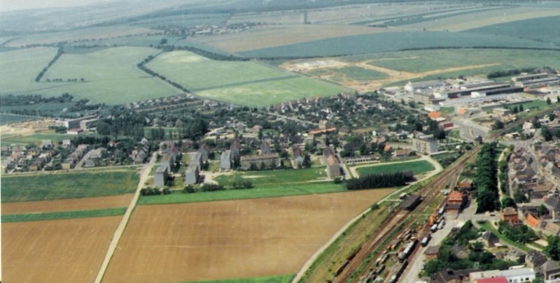 Blick aus der Luft auf den Bahnhof Laucha; 28.05.1992 (Foto: Peter Hollburg)