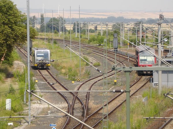 Blick in den Bf Artern. Links, 672 905-7 der Burgenlandbahn, welcher gerade Belastungstestfahrten durchf�hrt und rechts die RB nach Naumburg (S) Hbf; 26.07.2006 (Foto: Christof Rommel)