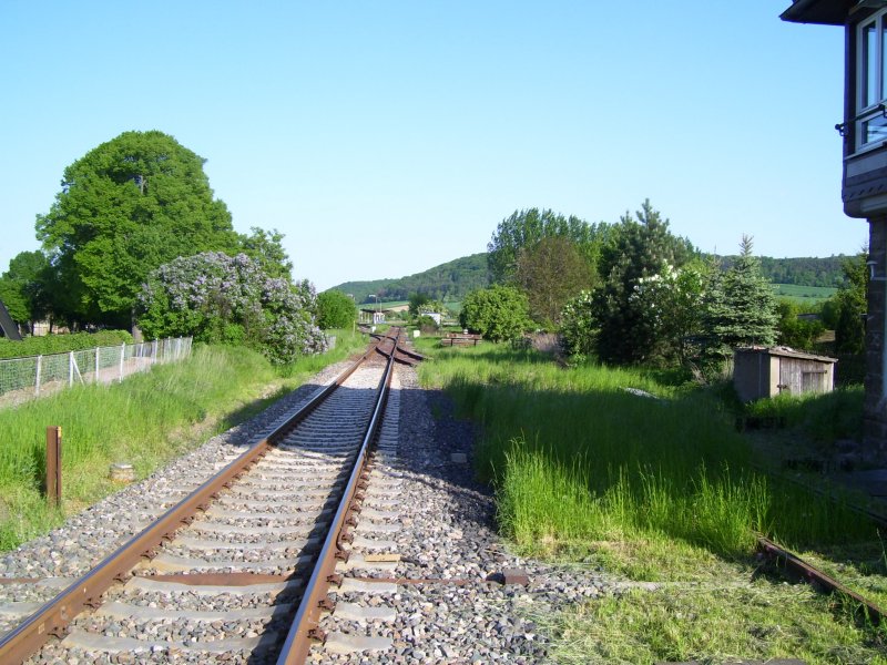 Blick in den Lauchaer Bahnhof. Rechts erkennt man das zugewachsene Gleis der Finnebahn; 10.05.2008