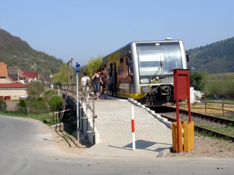 Burgenlandbahn 672 902-4  Rotk�ppchen Sekt , als RB 25974 nach der Ankunft aus Naumburg (S) Ost am Hp Wangen; 13.04.2009 (Foto: Klaus Pollm�cher)