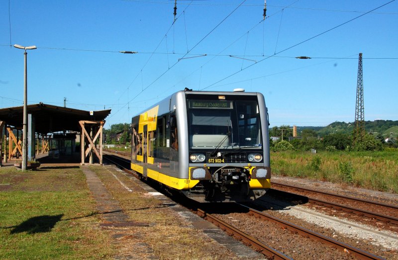Burgenlandbahn 672 902-4  Rotk�ppchen Sekt  als RB nach Naumburg (S) Ost, bei der Ausfahrt in Naumburg (S) Hbf; 13.06.2009 (Foto: Martin Schneider)