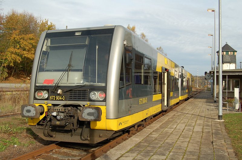 Burgenlandbahn 672 904-0  Happy Corax  + 672 910-7  Stadt Wei�enfels  als RB 25968 aus Naumburg (S) Ost im Bf Nebra; 26.10.2008 (Foto: Stefan M�ller)