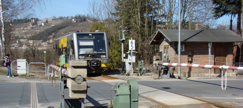 Burgenlandbahn 672 904-0  Happy Corax  als RB 25879 von Nebra nach Zeitz, am Posten 3 in Freyburg; 18.03.2009 (Foto: G�nther G�bel)